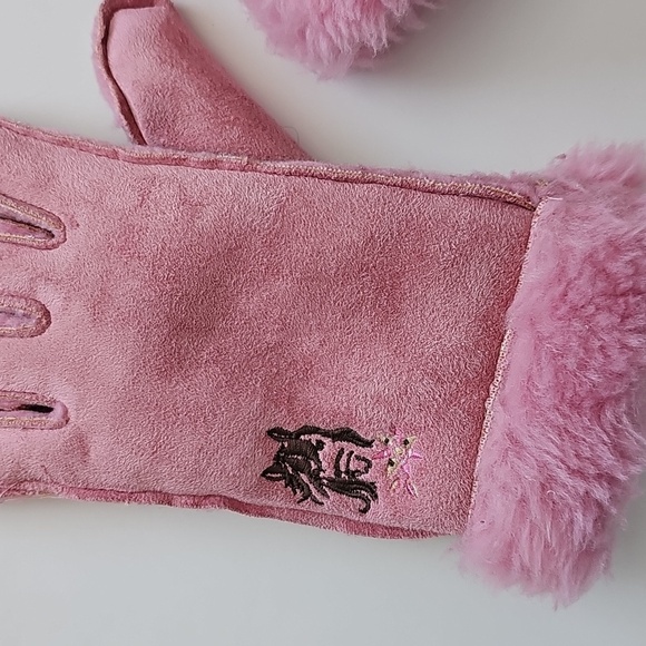 Small Pink Furry Gloves - Picture 2 of 4